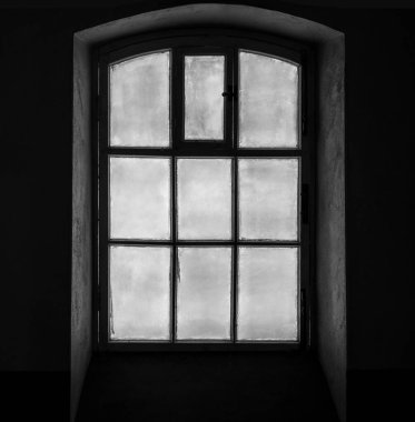 Eski evin penceresinden avlunun ön cephesine bakan manzara. Saint-Petersburg.