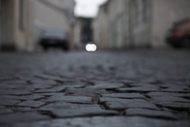 Avrupa 'nın eski bir kasabasında, günbatımında antika kaldırım taşlarıyla. kaldırım taşı kaldırım taşları yürümek için arka plan. Saint Petersburg 'da otoparkı olan küçük bir akşam sokağı. Dar sokaklar - Repin Caddesi