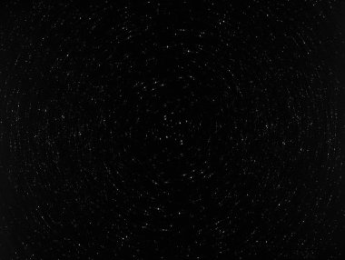 Ufukta dönen yıldız izleri. Gece gökyüzü ve daire yıldız izi. Uzun pozlu çekim. 