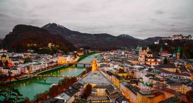 Geceleri Salzburg 'un geniş açılı manzarası, Mt. gaisberg. Avusturya, Salzburg 'un uzun pozu. Güney geceleri