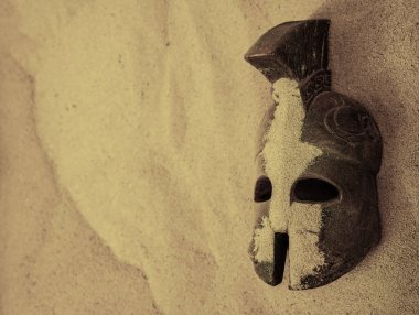 Kumda eski savaşçıların miğferi. Roma Lejyoneri 'nin Iroquois miğferi. Arkeoloji ve paleontoloji kavramı, arkeolojik kazı. Antik tarihçeler antik eserler gün ışığına çıkardılar..