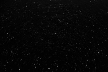 Ufukta dönen yıldız izleri. Gece gökyüzü ve daire yıldız izi. Uzun pozlu çekim. 