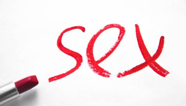 Kelime - beyaz arka planda seks yazarlığı ve ruj izole edilmiş. Kırmızı ruj, rujdan yapılmış İngilizce bir kelime. Beyaz bir yüzeyde dudak izi. Beyazda izole edilmiş