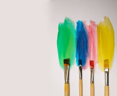 Fırça darbeleri seti. Beyaz arka planda izole edilmiş suluboya çizgiler. Renkli fırça çizgileri dokusu. Sarı, yeşil, mavi, kırmızı renkler karışıyor. Aquarelle duvar kağıdı lekeler. fırça darbeleri