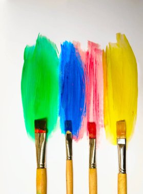 Fırça darbeleri seti. Beyaz arka planda izole edilmiş suluboya çizgiler. Renkli fırça çizgileri dokusu. Sarı, yeşil, mavi, kırmızı renkler karışıyor. Aquarelle duvar kağıdı lekeler. fırça darbeleri