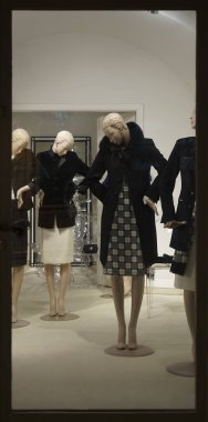 Vitrindeki dört manken kış kıyafetlerinin koleksiyonunu gösteriyor. Gösteriş. Ceketler. Sonbahar - Kış mevsimi koleksiyonu.