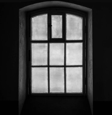 Eski evin penceresinden avlunun ön cephesine bakan manzara. Saint-Petersburg.