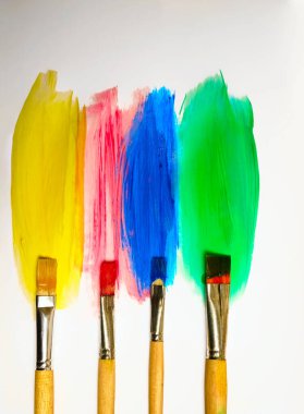 Fırça darbeleri seti. Beyaz arka planda izole edilmiş suluboya çizgiler. Renkli fırça çizgileri dokusu. Sarı, yeşil, mavi, kırmızı renkler karışıyor. Aquarelle duvar kağıdı lekeler. fırça darbeleri