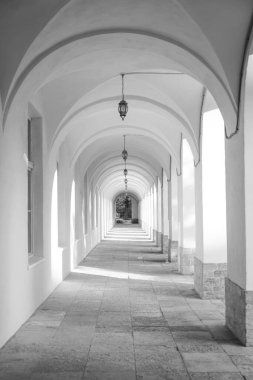 Saint-Petersburg 'daki eski moda galeri. Bir sürü kemerli perspektif galerisi. Vasilievsky Adası, Saint-Petersburg, Rusya 'daki Yeni Burse Gostiny Dvor' un kemerli galerisi