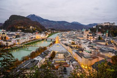 Geceleri Salzburg 'un geniş açılı manzarası, Mt. gaisberg. Avusturya, Salzburg 'un uzun pozu. Güney geceleri