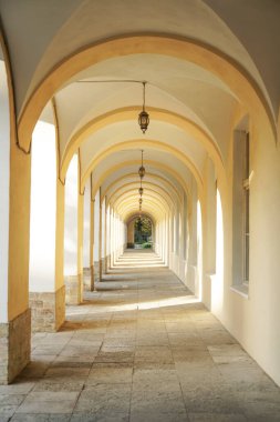 Saint-Petersburg 'daki eski moda galeri. Bir sürü kemerli perspektif galerisi. Vasilievsky Adası, Saint-Petersburg, Rusya 'daki Yeni Burse Gostiny Dvor' un kemerli galerisi