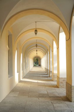 Saint-Petersburg 'daki eski moda galeri. Bir sürü kemerli perspektif galerisi. Vasilievsky Adası, Saint-Petersburg, Rusya 'daki Yeni Burse Gostiny Dvor' un kemerli galerisi