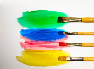 Fırça darbeleri seti. Beyaz arka planda izole edilmiş suluboya çizgiler. Renkli fırça çizgileri dokusu. Sarı, yeşil, mavi, kırmızı renkler karışıyor. Aquarelle duvar kağıdı lekeler. fırça darbeleri