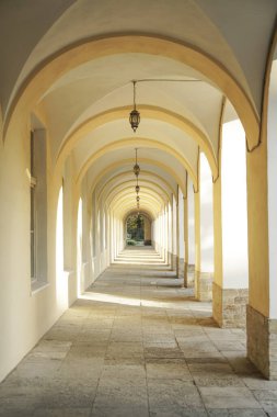 Saint-Petersburg 'daki eski moda galeri. Bir sürü kemerli perspektif galerisi. Vasilievsky Adası, Saint-Petersburg, Rusya 'daki Yeni Burse Gostiny Dvor' un kemerli galerisi