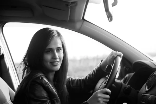 Młoda Latynoska Latynoska Kobieta Spoglądająca Okna Swojego Nowoczesnego Samochodu Portret — Zdjęcie stockowe