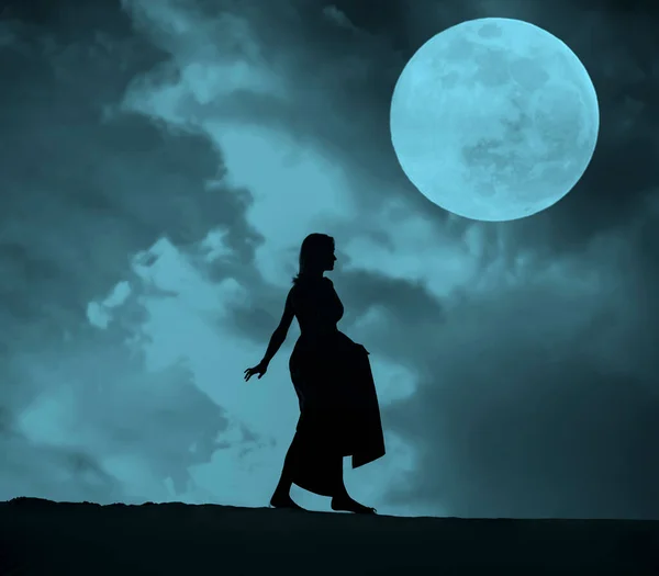 구름낀 위에서 보름달이 여자의 실루엣 — 스톡 사진