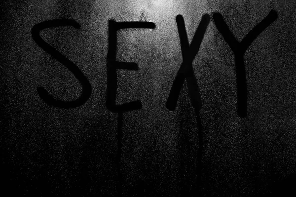 Λέξη Σέξι Γραμμένο Δάχτυλο Ιδρωμένο Γυαλί Νυχτερινού Παραθύρου Κοντινή Εικόνα — Φωτογραφία Αρχείου