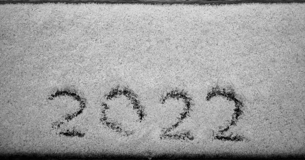 太陽の光で白い雪を描く 新年の日付 数字2022年 クローズアップ 冬休み クリスマス 新年のコンセプト 空のコピースペース — ストック写真