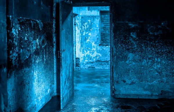 Couloir Brûlé Avec Porte Ouverte Dans Une Pièce Sombre Abandonnée — Photo