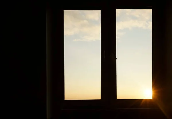Jasne Światło Słoneczne Przez Zamknięte Szerokie Okno Sypialni Rama Okna — Zdjęcie stockowe