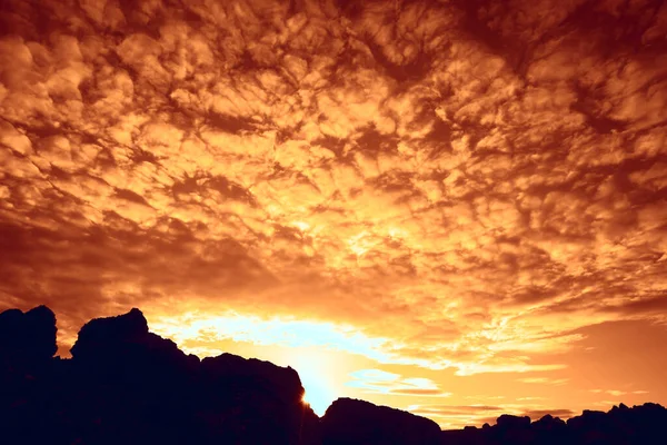 Imagem Horizontal Pôr Sol Cor Profunda Com Nuvens Picos Montanhas — Fotografia de Stock