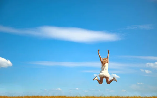 Mujer Rubia Saltando Alegría Sobre Fondo Azul Del Cielo — Foto de Stock