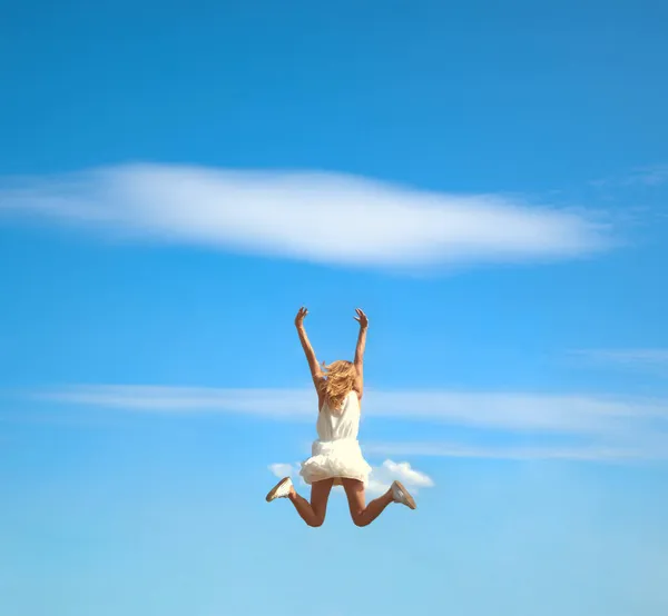Loira Mulher Saltando Para Alegria Céu Azul Fundo — Fotografia de Stock