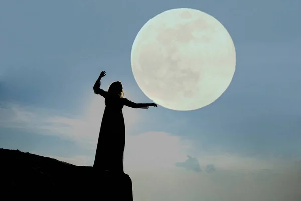 Silueta Mujer Pie Cima Pico Montaña Las Hembras Sostienen Luna — Foto de Stock
