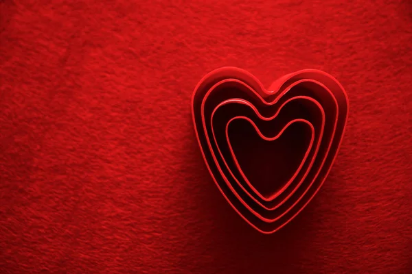 Fondo Material Rojo Con Muchas Formas Símbolos Del Corazón Febrero —  Fotos de Stock