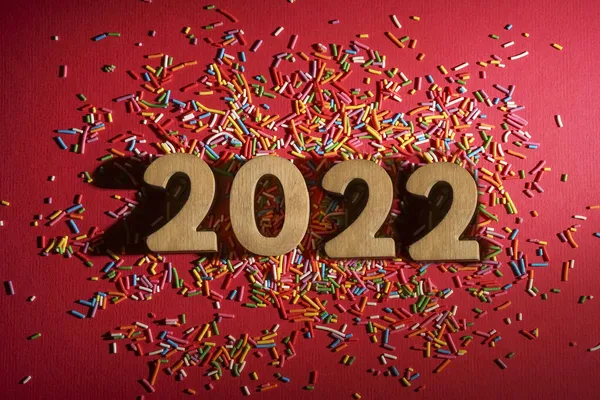 2022 Feliz Ano Novo Números Madeira 2022 Fundo Papel Vermelho — Fotografia de Stock