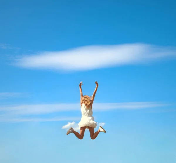 Mujer Rubia Saltando Alegría Sobre Fondo Azul Del Cielo — Foto de Stock