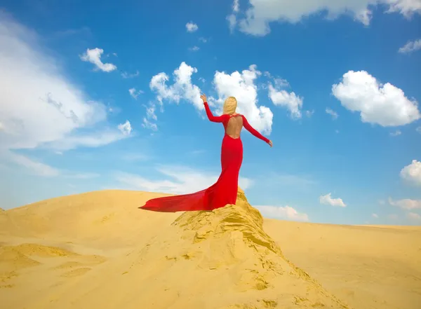 Blondine Posiert Langen Roten Kleid Und Steht Auf Sandwüste Vor — Stockfoto