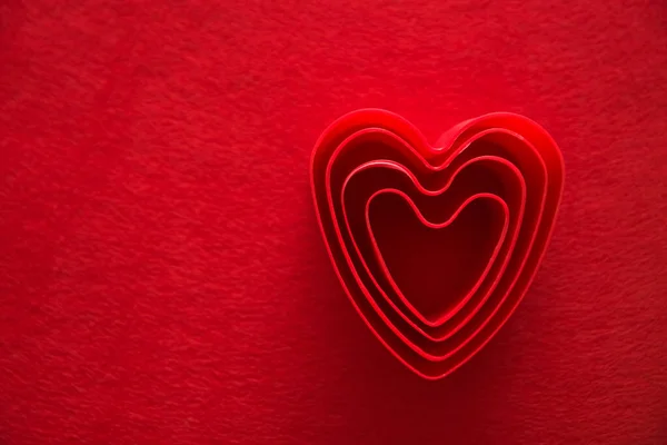 Κόκκινο Υλικό Φόντο Πολλές Μορφές Των Συμβόλων Της Καρδιάς Φεβρουαρίου — Φωτογραφία Αρχείου