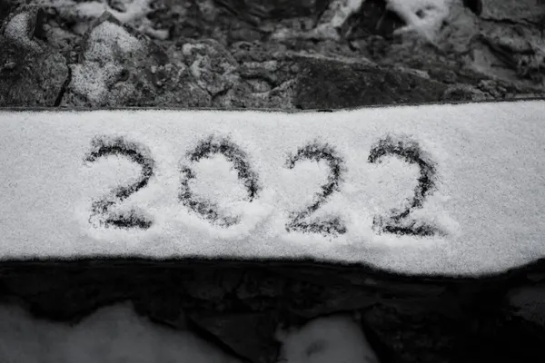 太陽の光で白い雪を描く 新年の日付 数字2022年 クローズアップ 冬の休日 クリスマス 新年のコンセプト — ストック写真