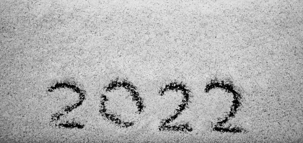 太陽の光で白い雪を描く 新年の日付 数字2022年 クローズアップ 冬休み クリスマス 新年のコンセプト 空のコピースペース — ストック写真