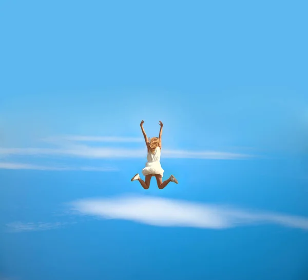 Loira Mulher Saltando Para Alegria Céu Azul Fundo — Fotografia de Stock