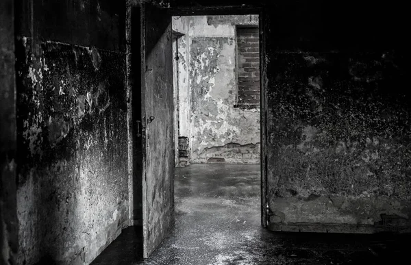 Spalony Korytarz Otwartymi Drzwiami Opuszczonym Ciemnym Pokoju Ciemny Ponury Zrujnowany — Zdjęcie stockowe