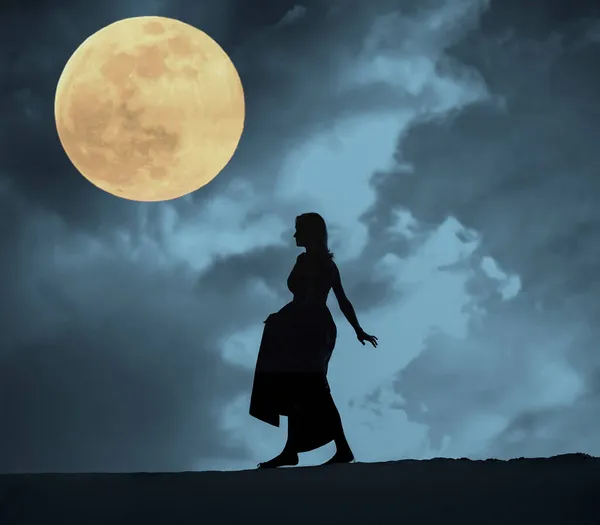 Sylwetka Kobiety Spacery Pełnia Księżyca Błękitnym Tle Zachmurzone Niebo — Zdjęcie stockowe
