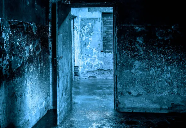 Couloir Brûlé Avec Porte Ouverte Dans Une Pièce Sombre Abandonnée — Photo