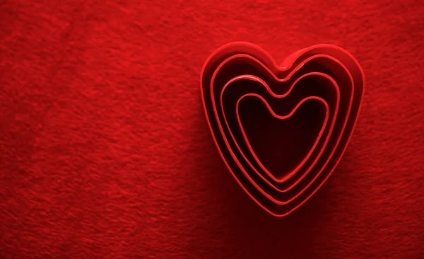 물질의 배경에 심장의 상징들이 있습니다 — 스톡 사진