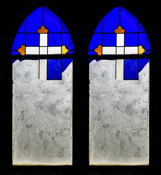 Fotoğraf Vitraylı Pencerenin Görüntüsü Kırık Camlı Camda Hıristiyanlık Haçı Var — Stok fotoğraf