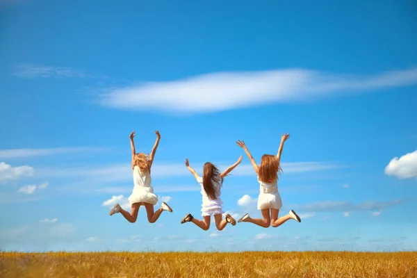 Dos Vue Arrière Trois Jeunes Femmes Sautant Fond Bleu Ciel — Photo