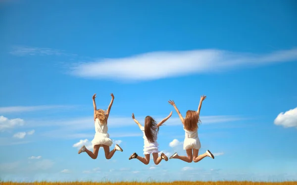 Atrás Vista Trasera Tríos Mujeres Saltando Fondo Azul Cielo Campo —  Fotos de Stock