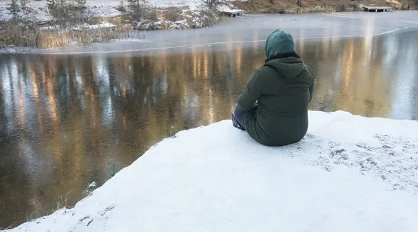 Tyłu Tyłu Człowiek Siedzący Lodowych Skałach Skraju Wybrzeża Sezon Zimowy — Zdjęcie stockowe