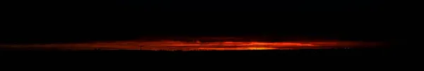 Tmavá Obloha Před Východem Slunce Nad Temným Horizontem Dýmkou Kouřící — Stock fotografie