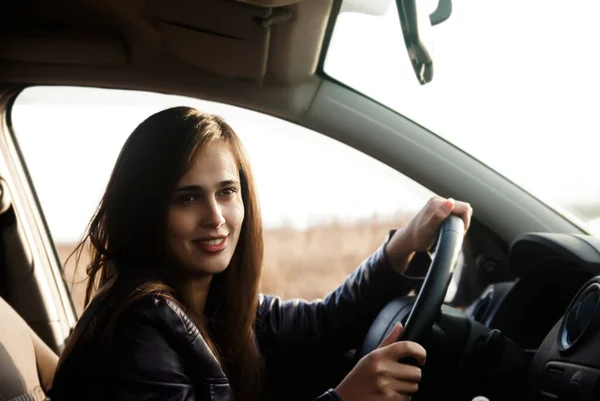 Молодая Латиноамериканка Выглядывающая Окна Своей Современной Машины Портрет Успешной Счастливой — стоковое фото