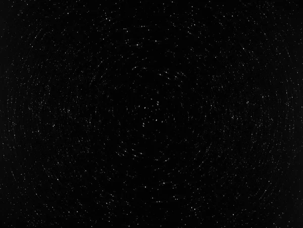 Szlaki Gwiezdne Wirujące Horyzoncie Nocne Niebo Okrągłą Gwiazdą Długa Ekspozycja — Zdjęcie stockowe