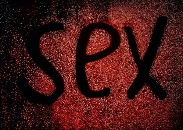 Wort Sex Geschrieben Mit Dem Finger Auf Verschwitztes Nachtfenster Glas — Stockfoto