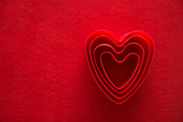 Fondo Material Rojo Con Muchas Formas Símbolos Del Corazón Febrero —  Fotos de Stock