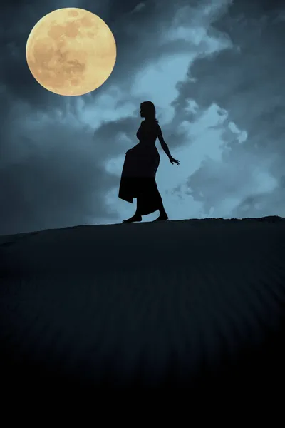 Sylwetka Kobiety Spacery Pełnia Księżyca Błękitnym Tle Zachmurzone Niebo — Zdjęcie stockowe